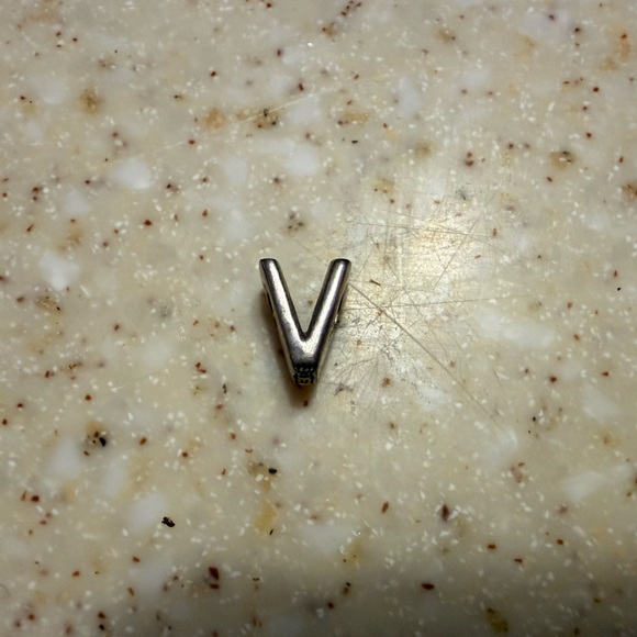 Pandora V charm - Picture 2 of 3